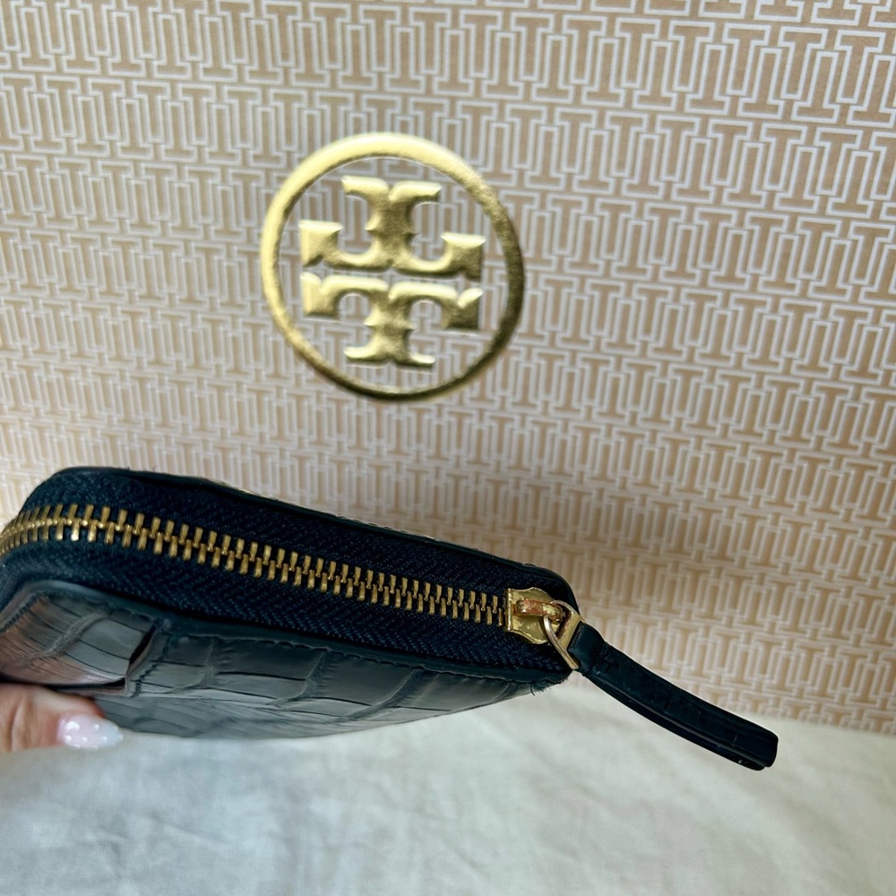 Tory Burch Britten Embossed zip continental wallet - Picture 7 of 8